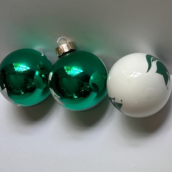 3 MICHIGAN STATE SPARTANS CHRISTMAS BALL ORNAMENTS - Picture 4 of 4